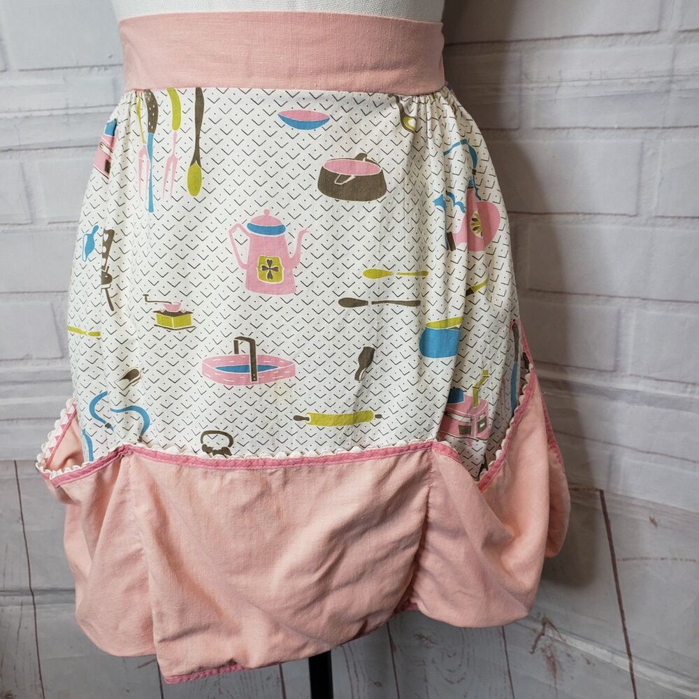 Retro 1950s Style Half Apron Whimsical Kitchen Print with Pink Bubble Pockets
